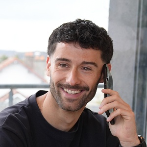homme au téléphone