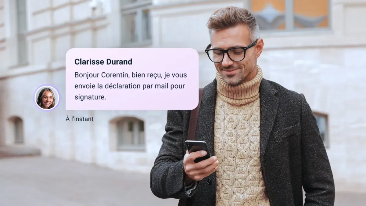 Homme recevant une notification sur son téléphone concernant sa comptabilité