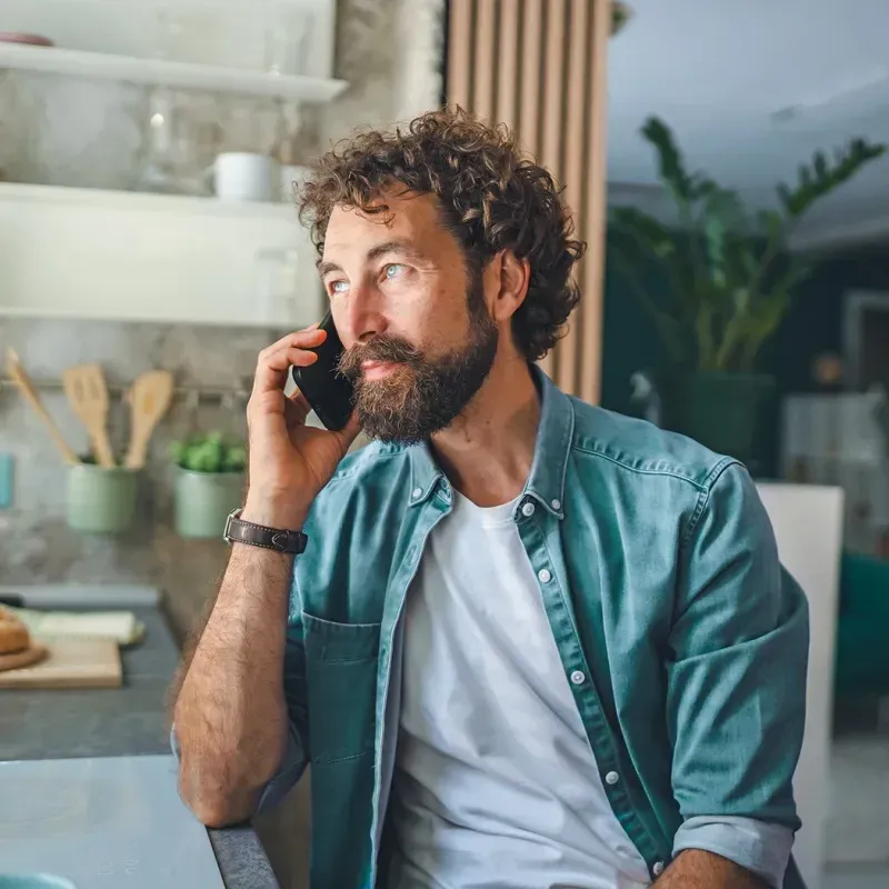 Homme au téléphone avec son conseiller comptable dédié