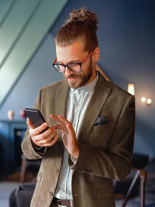 Homme regardant son téléphone