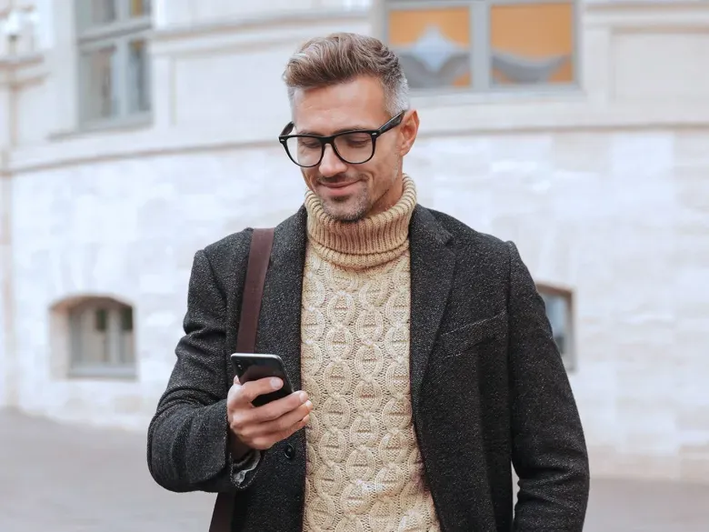 client-dehors-regarde-son-telephone