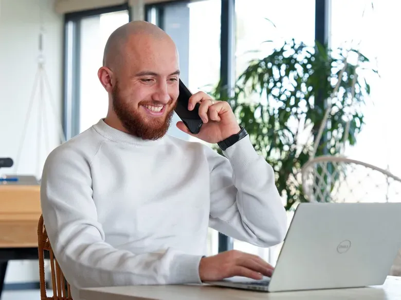 onseiller-au-telephone-devant-son-ordinateur
