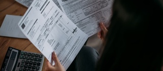 Faire une fiche de paie : heures effectuées, cotisations, salaire brut/net