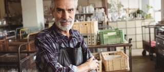 L'artisan-commerçant se distingue dans le paysage entrepreneurial français par sa capacité à jongler entre les mondes de l'artisanat et du commerce, nécessitant une double immatriculation pour légitimer son activité mixte. Cette dualité de rôle implique une navigation complexe à travers les méandres fiscaux, sociaux et administratifs, tout en choisissant la structure juridique la plus adaptée à son projet, de l'entreprise individuelle à la SASU. Cela soulève une multitude de questions sur la gestion optimal